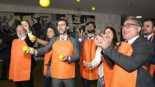 Oposição provoca Bolsonaro e leva cartazes e laranjas na Câmara