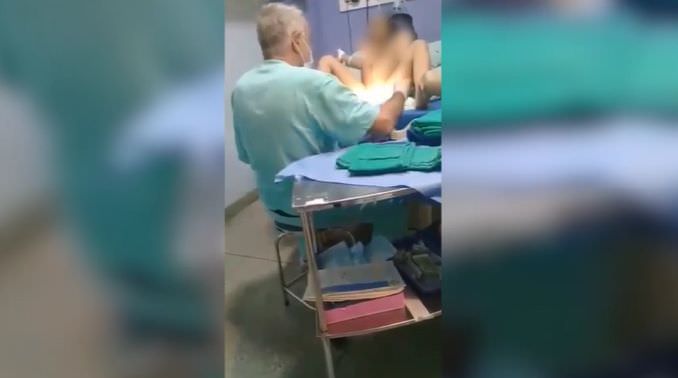 Médico agride gestante que não consegue ter parto normal; veja vídeo