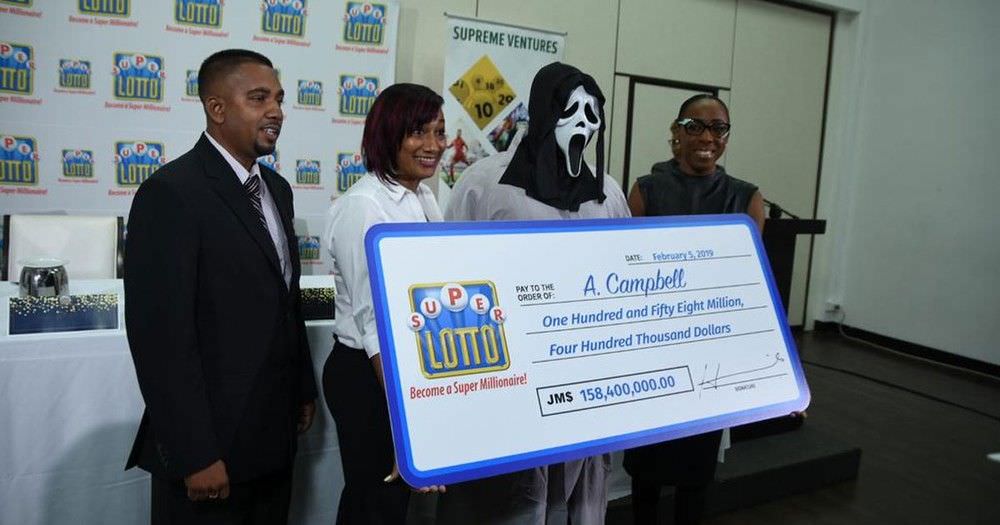 Ganhador de loteria recebe prêmio com máscara do Pânico para não ser reconhecido