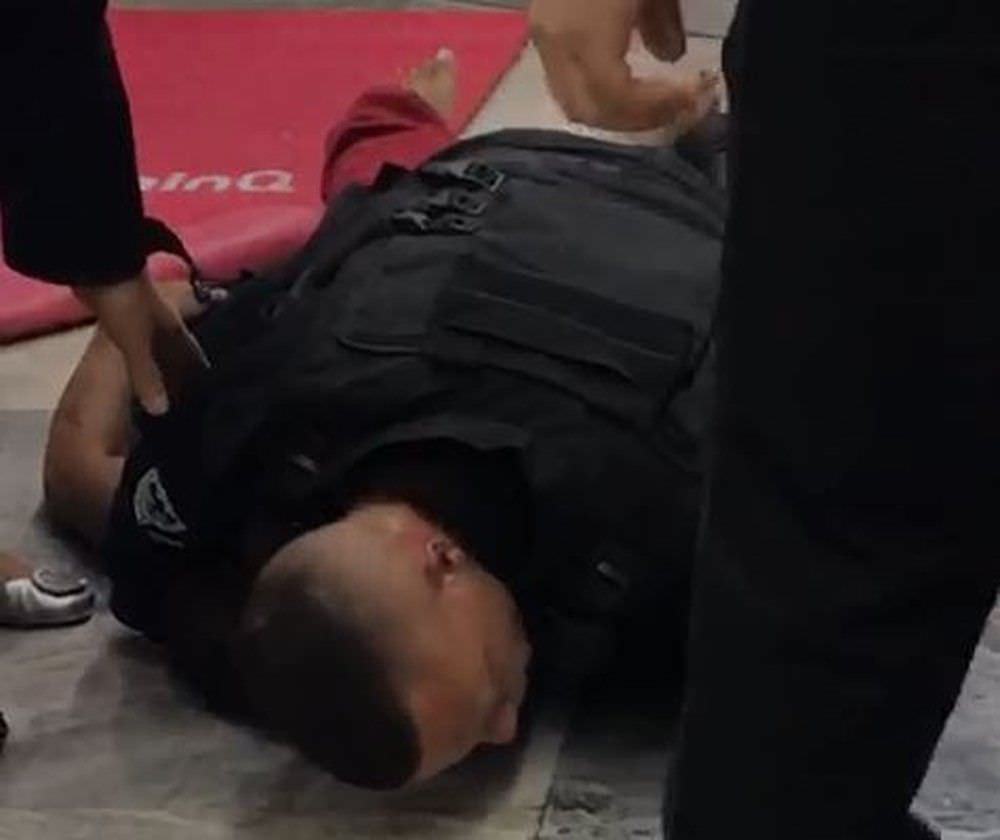 Jovem morre após 'mata-leão' de segurança no supermercado Extra; veja vídeo