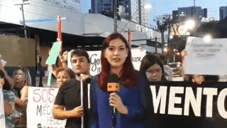 Profissionais terceirizados, pacientes e familiares fazem protesto contra falta de medicamentos e pagamentos