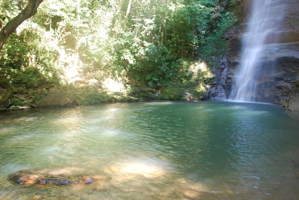 Criança de 5 anos morre afogado ao tomar banho de cachoeira com a família