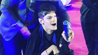 Universitário com paralisia cerebral é ovacionado ao receber diploma da faculdade; veja vídeo