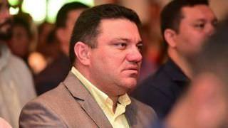 Sem aulas presenciais em Autazes, prefeito vai gastar R$ 3,5 milhões com carteiras e limpeza de ar-condicionado