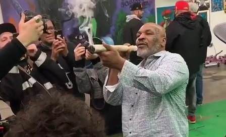 Mike Tyson é flagrado fumando tora de maconha em festival; veja vídeo