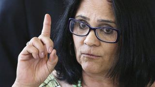 Damares fala sobre violência contra mulher e diz para pais de meninas a fugir do Brasil