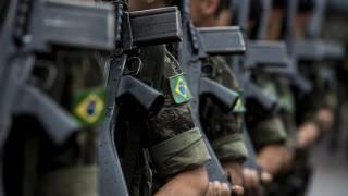 Aposentadoria de militares pode ser alterada por MP, diz líder do governo