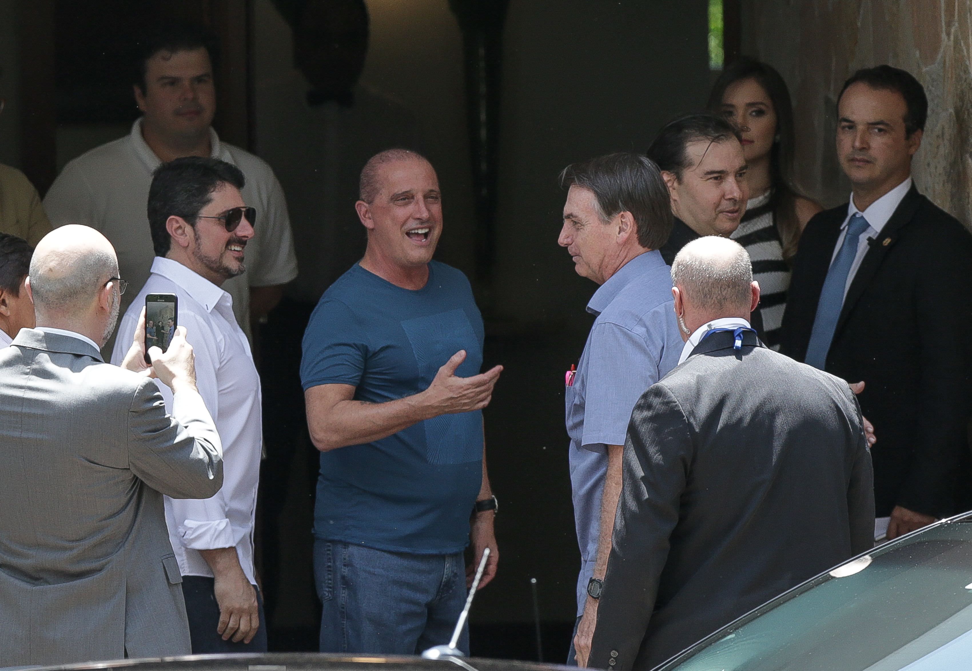 Com Moro de carona, Bolsonaro vai a churrasco com Maia, Davi e Toffoli