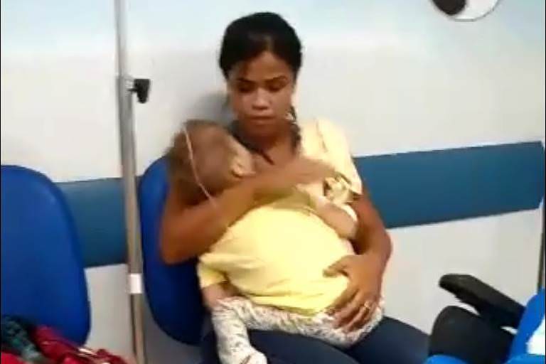 Criança morre em corredor de hospital à espera de leito