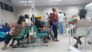 Pacientes do Hospital 28 de Agosto passam ‘sufoco’ na sala de medicação