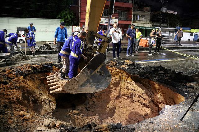 Trânsito é liberado na Avenida Constantino Nery após ação emergencial
