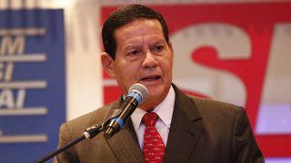Em Manaus, vice-presidente Mourão chora ao receber medalha