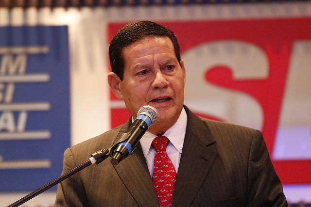 Em Manaus, vice-presidente Mourão chora ao receber medalha