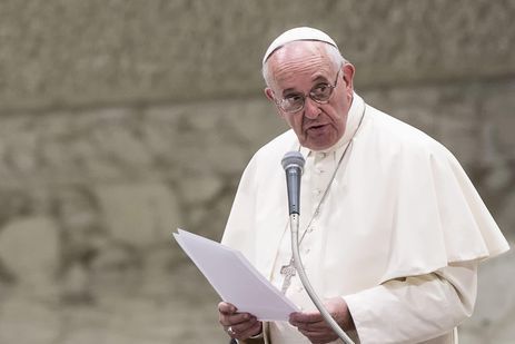 Papa diz que pessoas que rejeitam homossexuais 'não têm coração'