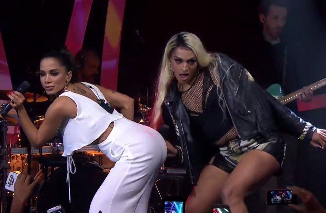 Pabllo Vittar relembra áudio vazado de Anitta sobre dívida e tira sarro