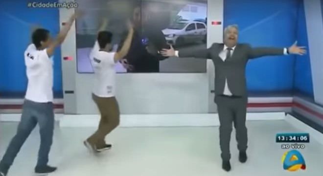 Apresentador Sikera Junior canta e dança ao vivo para comemorar morte de assaltante