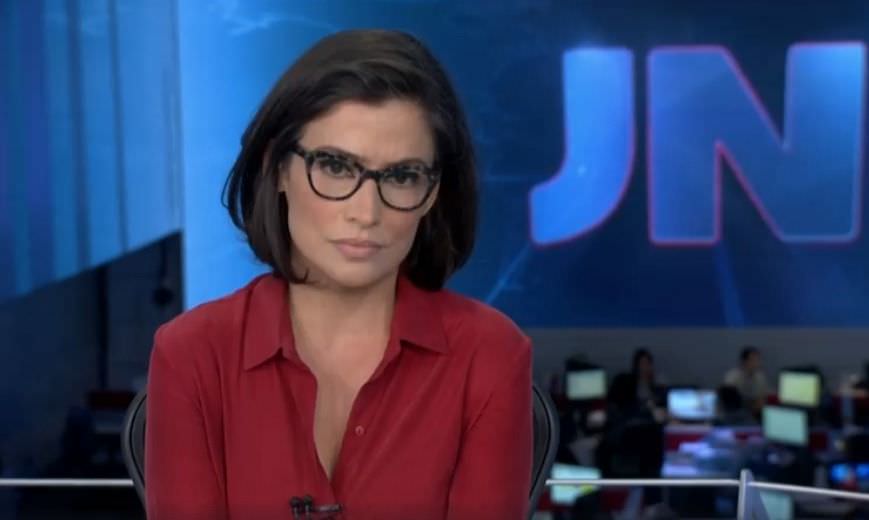 Renata deixa blusa aberta durante Jornal Nacional e fãs reparam: “Olha o peito dela”