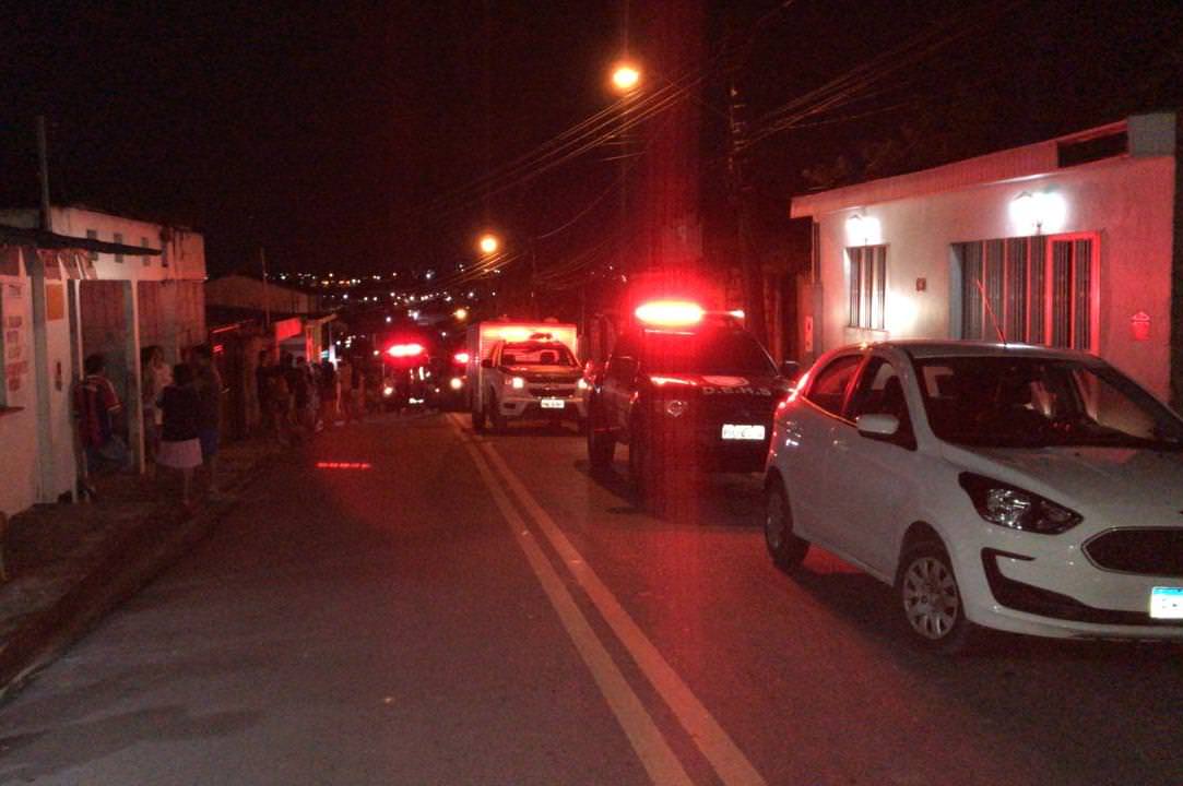 Vendedor de churrascos é morto a tiros na frente de casa em Manaus
