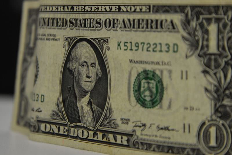 Dólar se aproxima de R$ 3,90 e Ibovespa cai nesta manhã