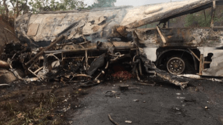 Colisão violenta entre ônibus deixa mais de 60 mortos