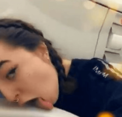 Garota de programa choca internet ao lamber vaso sanitário de avião; Veja