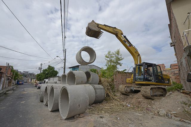 Comunidade Mundo Novo recebe serviços de drenagem e tapa-buracos