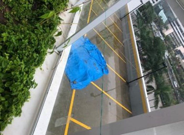 Pai e filho de 5 anos morrem após caírem do 15º andar de hotel