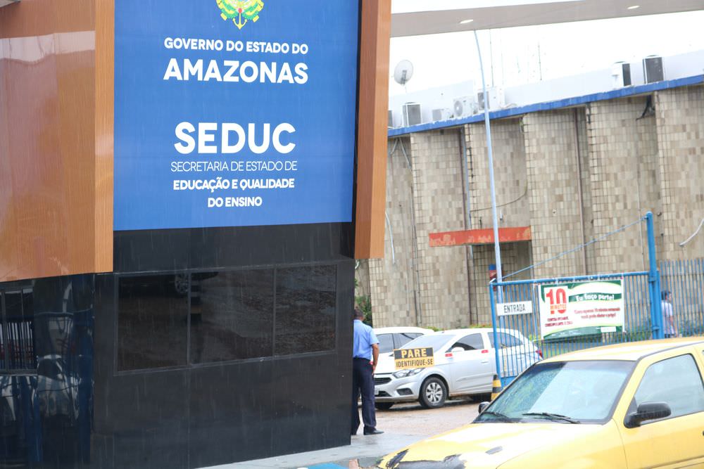 Com professores em greve, Seduc pretende gastar com reforma e viagens