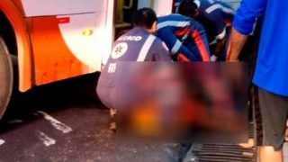 Motorista se joga de ônibus em movimento durante assalto
