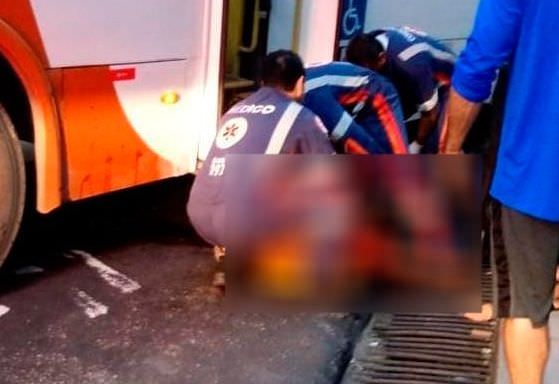 Motorista se joga de ônibus em movimento durante assalto