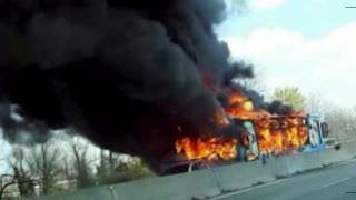 Motorista ateia fogo em ônibus com 51 crianças na Itália