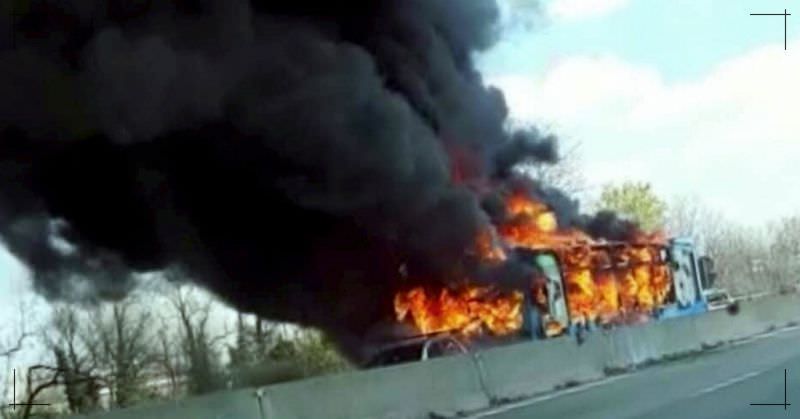 Motorista ateia fogo em ônibus com 51 crianças na Itália