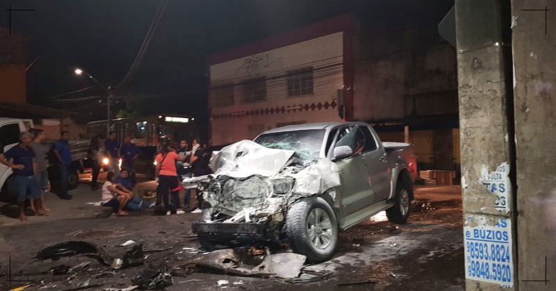Fugindo da mulher, motorista colide carro com ônibus; veja o vídeo