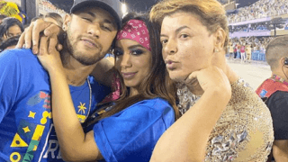 Anitta diz que 'tudo pode acontecer quando está solteira'
