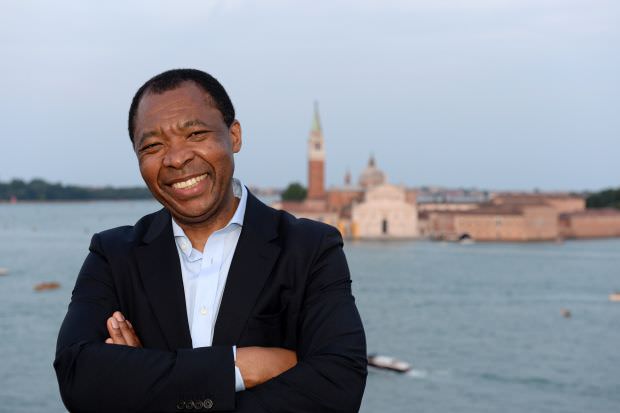 Morre Okwui Enwezor, primeiro curador africano da Bienal de Veneza