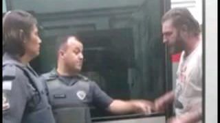 Militante petista alega que teve braço quebrado por PM; Veja o vídeo