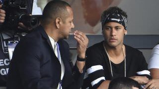 Pai de Neymar e Eric Cantona quase brigaram após queda do PSG, diz TV