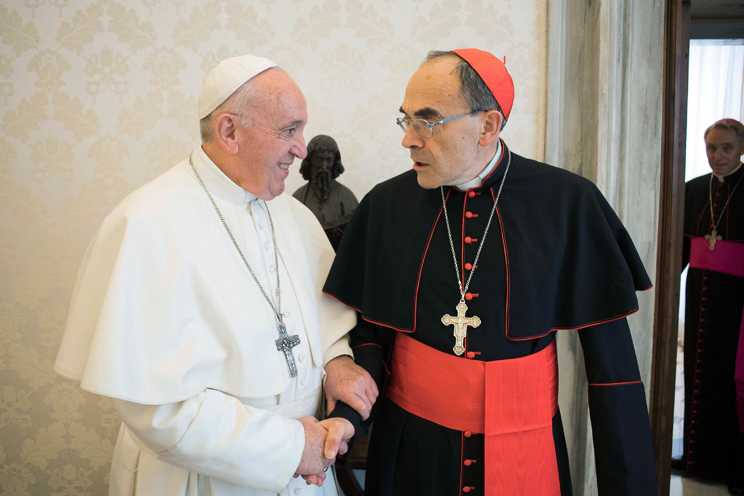 Papa rejeita demissão de cardeal francês condenado por ocultar abusos