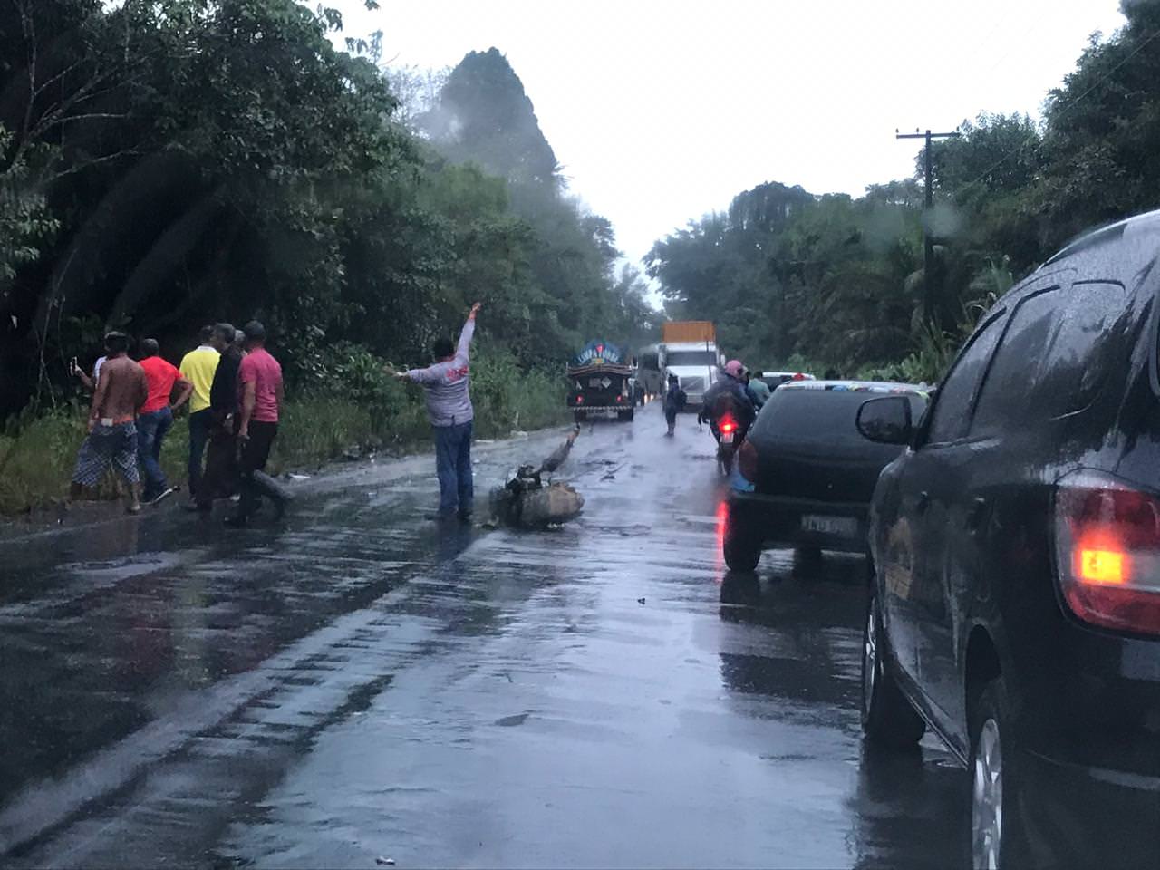 Picape colide com caçamba e dois médicos morrem na rodovia AM 010