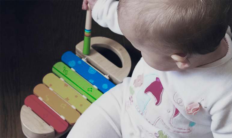 Mãe se desespera ao buscar bebê cheio de mordidas em creche