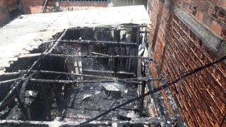Casa de madeira pega fogo e é destruída por chamas em Manaus