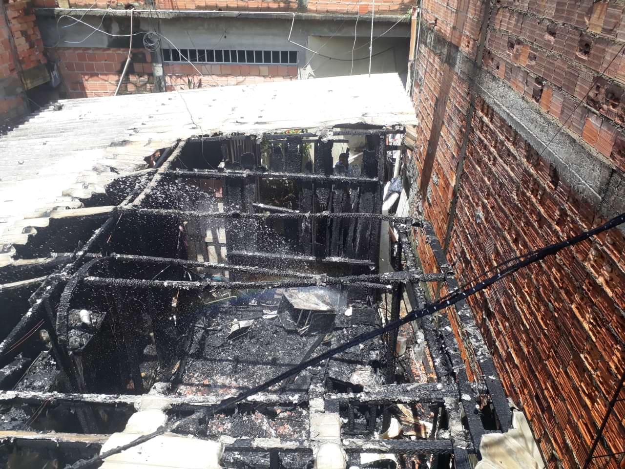 Casa de madeira pega fogo e é destruída por chamas em Manaus