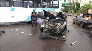 Acidente de trânsito: Carro colide com ônibus em avenida de Manaus