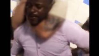 Homem relata ser vítima de racismo por gerente da Caixa e recebe mata-leão de PM; veja vídeo