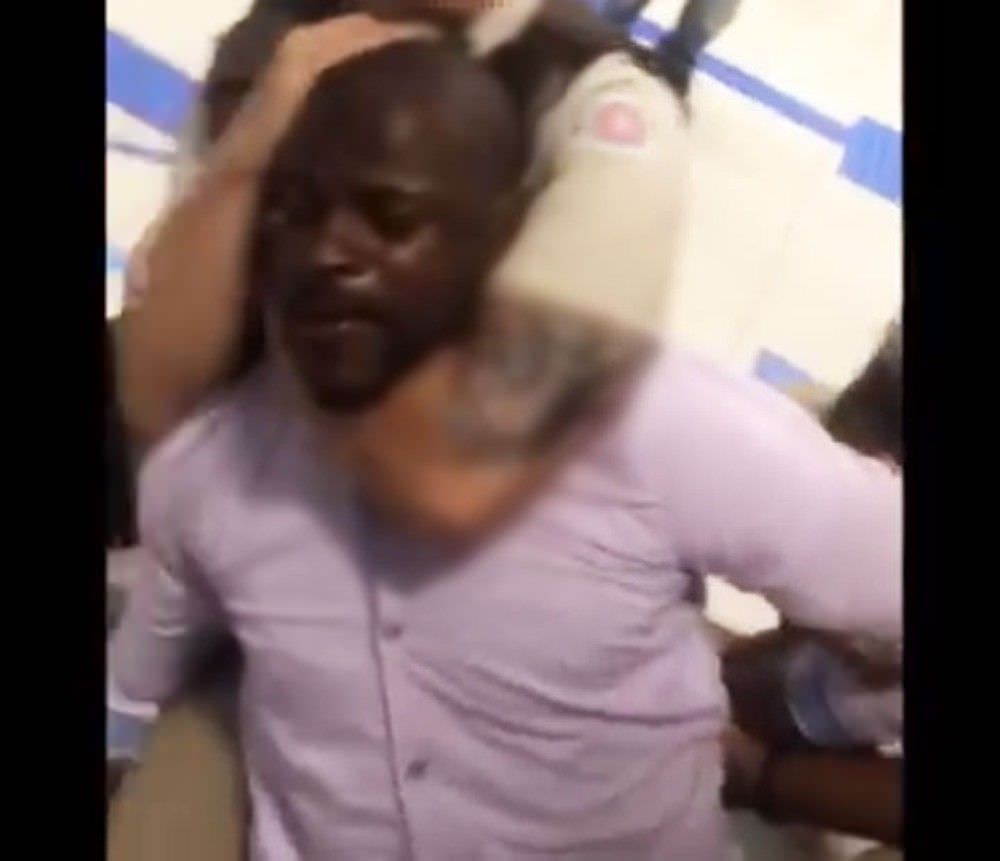 Homem relata ser vítima de racismo por gerente da Caixa e recebe mata-leão de PM; veja vídeo