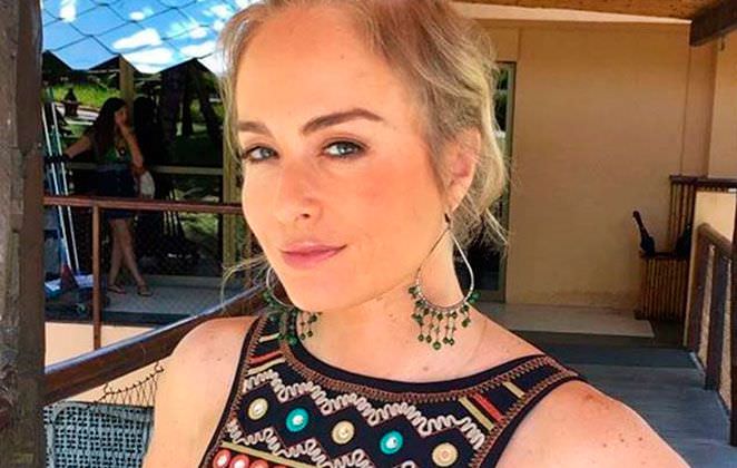 Angélica surge sem maquiagem e de biquíni de bolinha; Confira