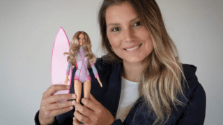 Surfista Maya Gabeira é a primeira brasileira a inspirar uma barbie