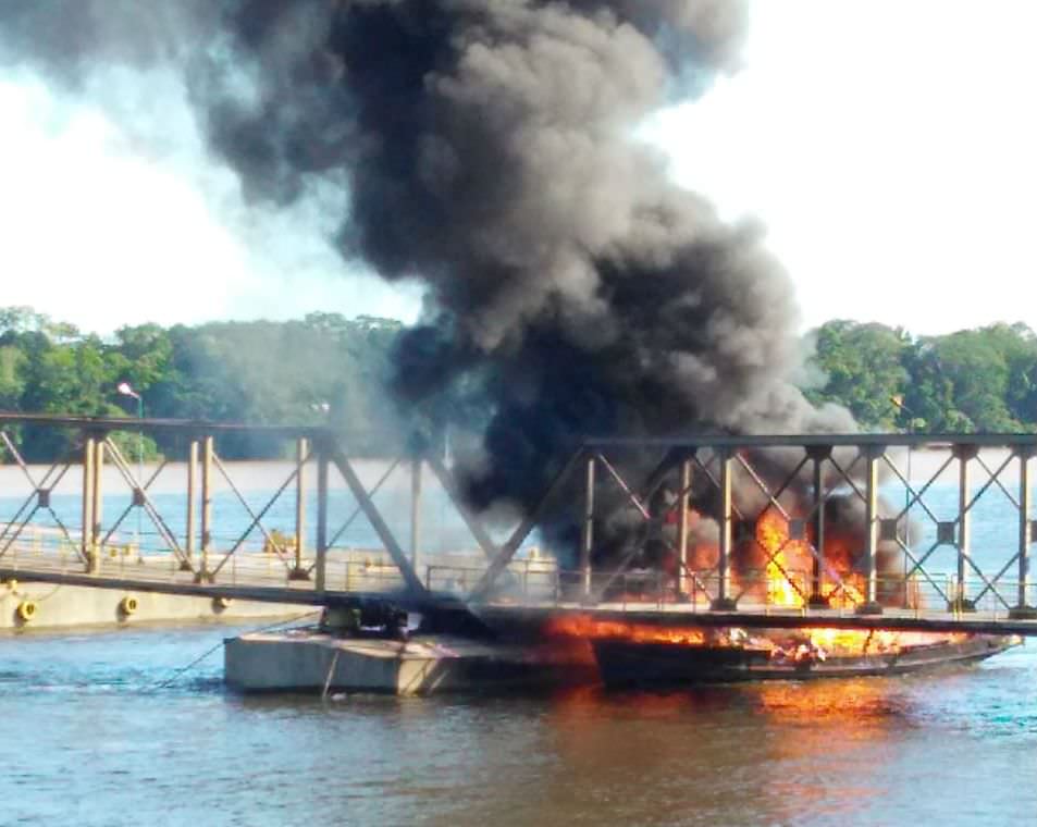 Duas embarcações pegam fogo no interior do Amazonas