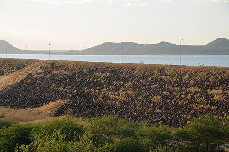 Prefeitura tenta tirar famílias de área de risco em barragem do Ceará