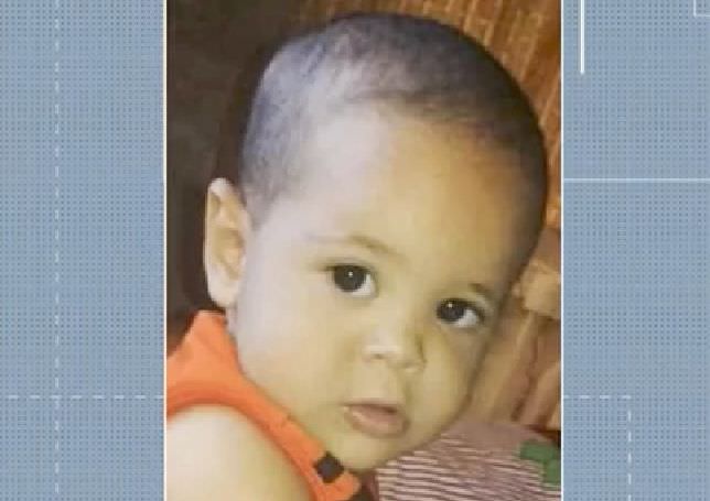 Bebê morre atropelado pelo pai enquanto estacionava caminhão na garagem de casa